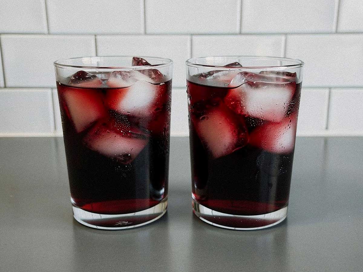 2 grote glazen met zelfgemaakte sangria.