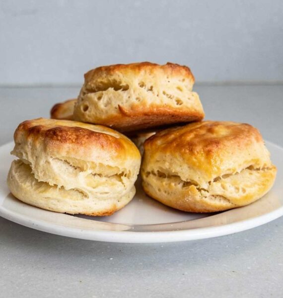 4 scones op eem wit bordje.