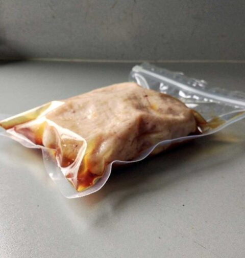 Een sous vide gevacumeerd stuk vlees.