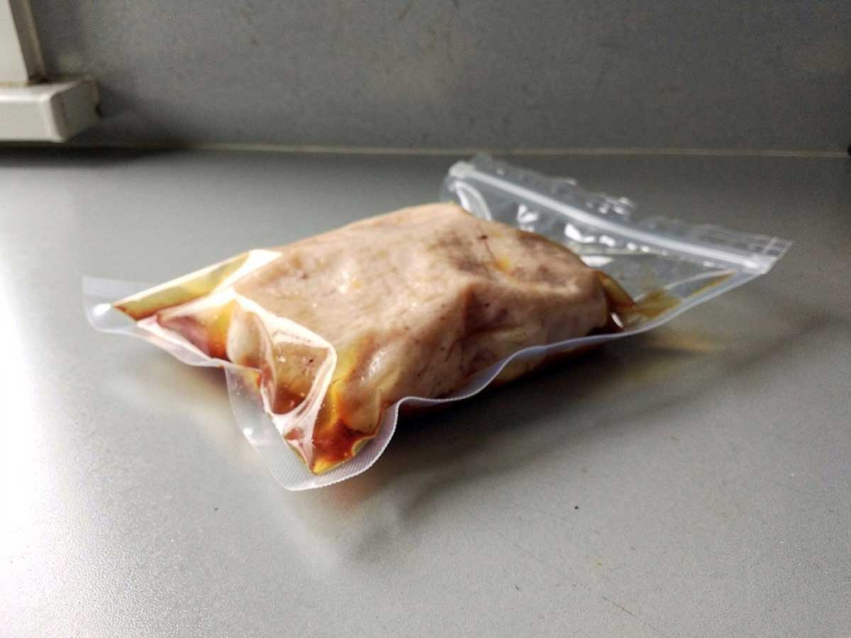 Een sous vide gevacumeerd stuk vlees.