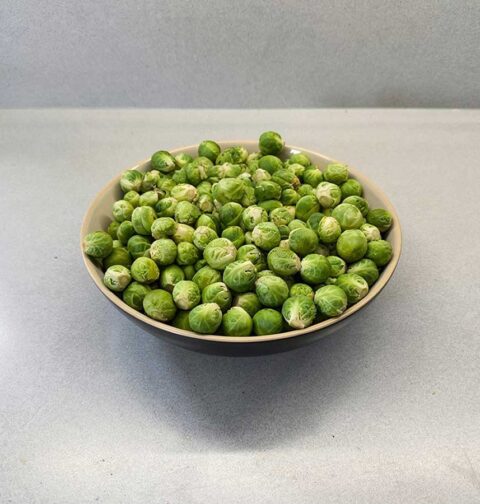Een grote schaal met verse schoongemaakte spruitjes.
