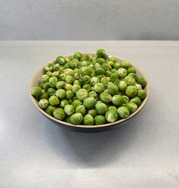 Een grote schaal met verse schoongemaakte spruitjes.