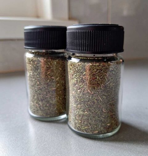 2 kruidenpotjes met daarin in een voedseldroger gedroogde tijm.