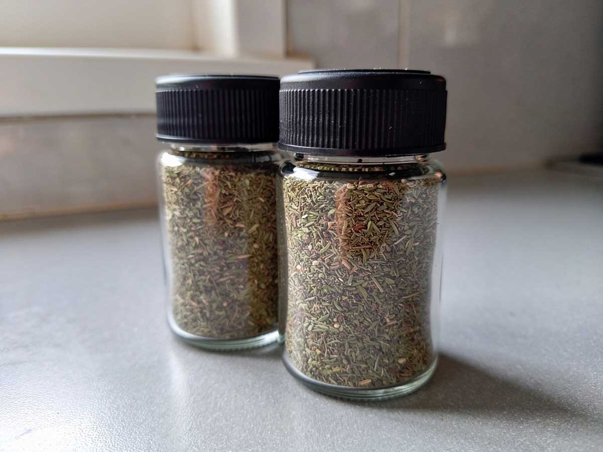 2 kruidenpotjes met daarin in een voedseldroger gedroogde tijm.