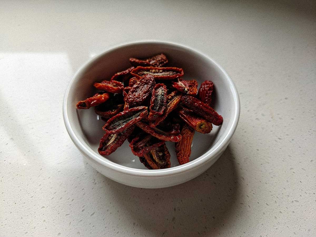 Een schaaltje met in de oven gedroogde toamten.