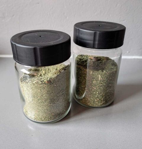 2 kruidenpotjes met daarin al gebruikte tzatziki kruiden.