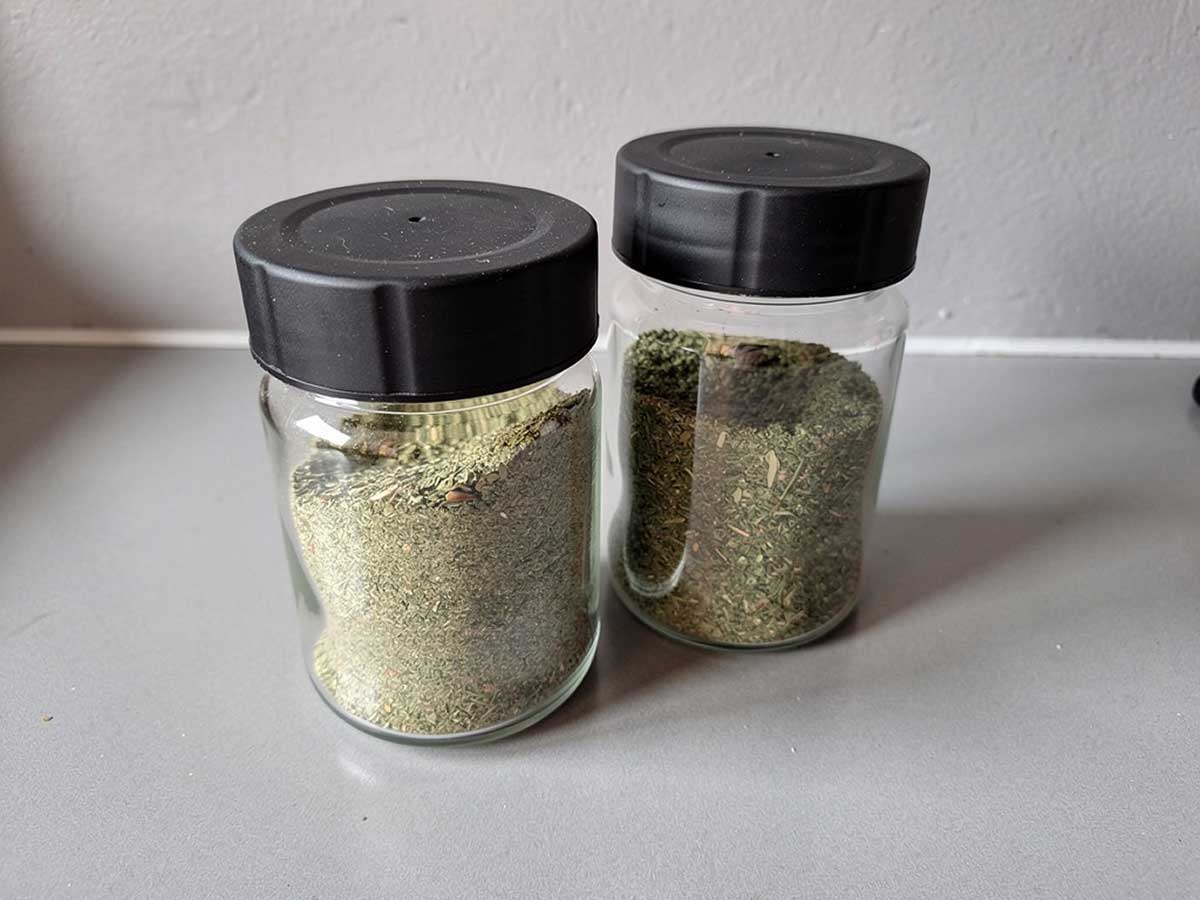 2 kruidenpotjes met daarin al gebruikte tzatziki kruiden.