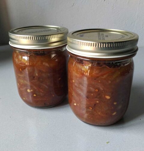 2 jampotten met daarin zelfgemaakte uienchutney.