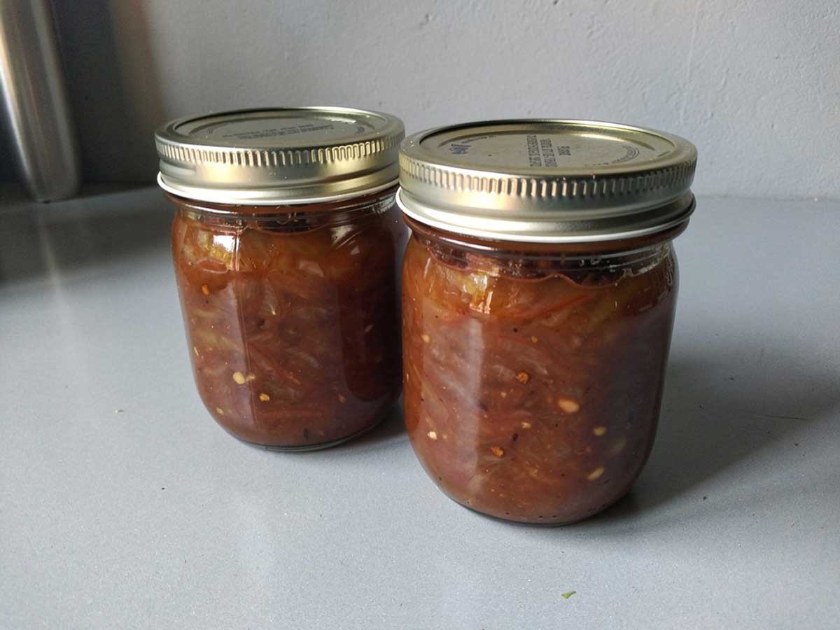 2 jampotten met daarin zelfgemaakte uienchutney.