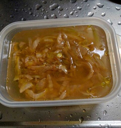 Een diepvriesbak met uiensoep, klaar om in de vriezen.