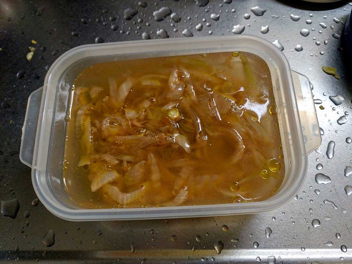 Een diepvriesbak met uiensoep, klaar om in de vriezen.
