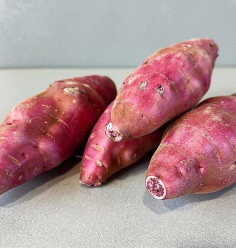 4 zoete aardappelen op het werkblad, deze kunnen langer bewaard worden.