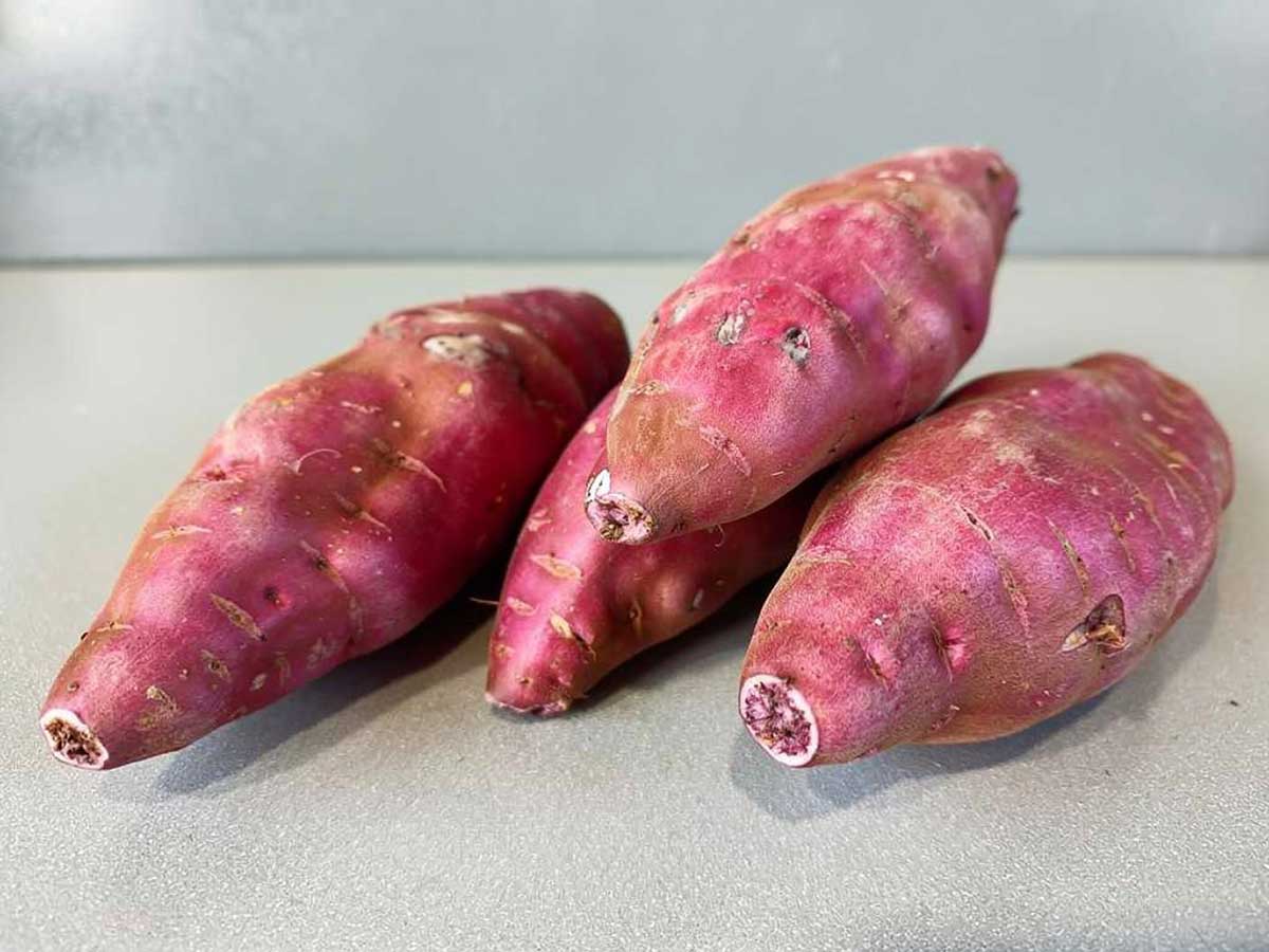 4 zoete aardappelen op het werkblad, deze kunnen langer bewaard worden.