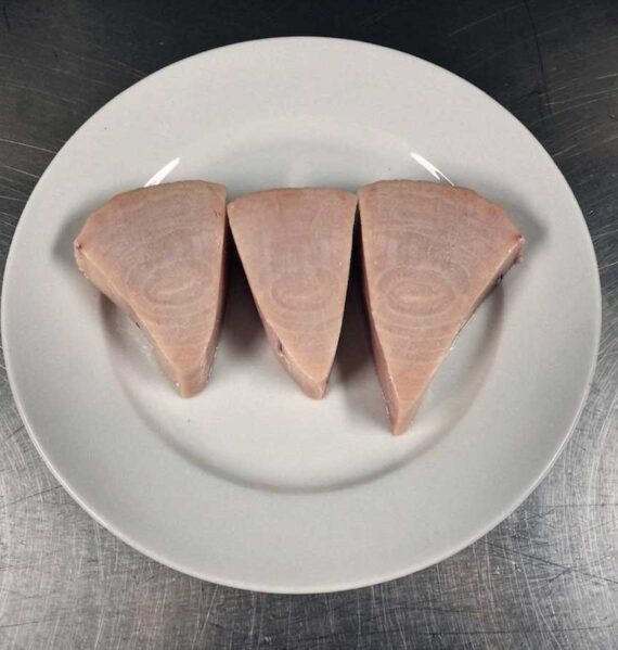 Drie zwaarvisfilets op een wit bord.