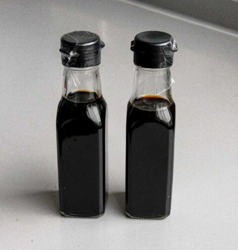 2 kleine flesjes zelfgemaakte zwarte rijstazijn.