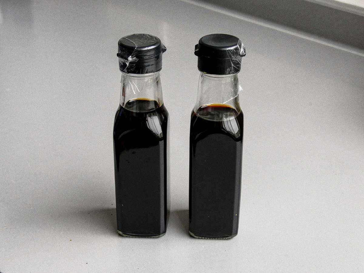 2 kleine flesjes zelfgemaakte zwarte rijstazijn.