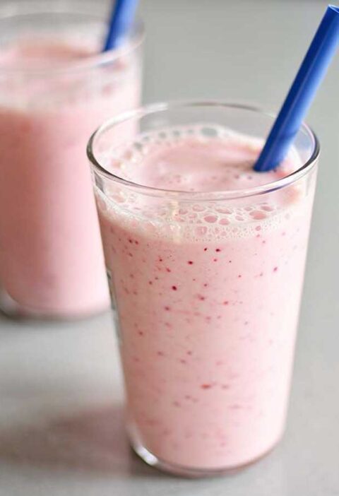 Twee glazen met verse zelfgemaakte aardbei banaan milkshake.