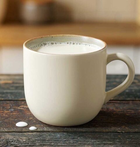 Een beker gezonde amandelmelk.
