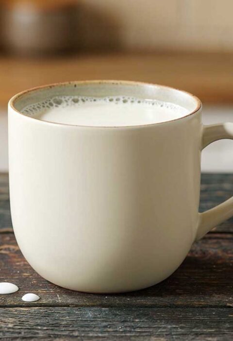 Een beker gezonde amandelmelk.