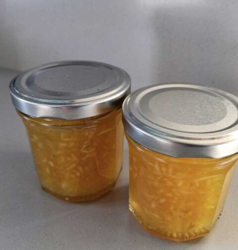 Twee jampotten met ananasjam met limoen en vanille.