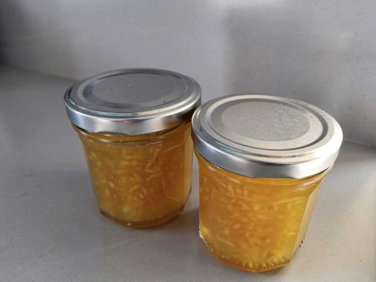 Twee jampotten met ananasjam met limoen en vanille.