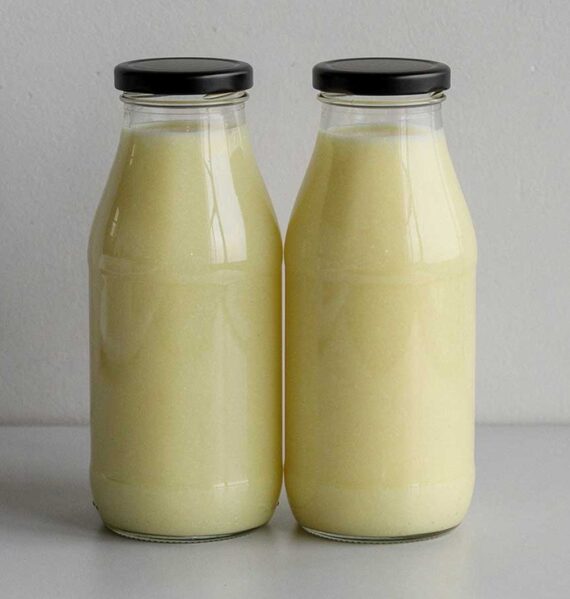 2 afgesloten flessen met zelfgemaakt appel-meloensap.
