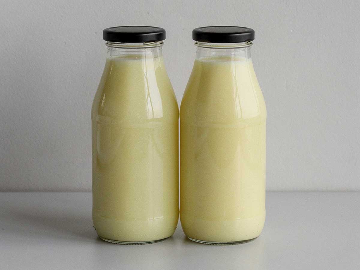 2 afgesloten flessen met zelfgemaakt appel-meloensap.