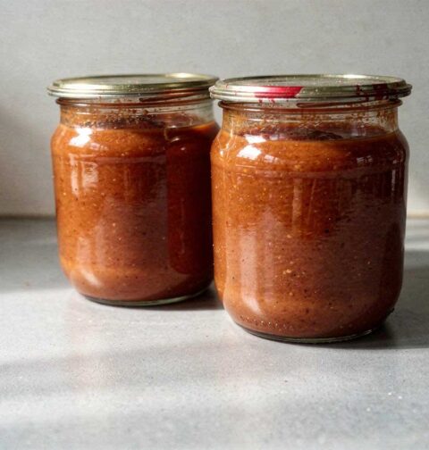 2 grote inmaakpotten met zelfgemaakte appelketchup.