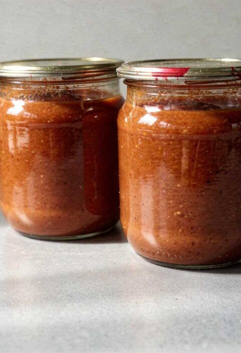 2 grote inmaakpotten met zelfgemaakte appelketchup.
