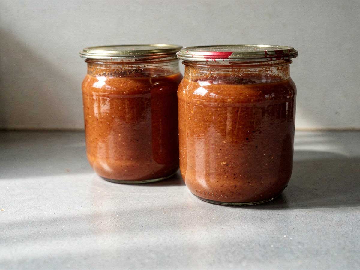 2 grote inmaakpotten met zelfgemaakte appelketchup.