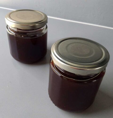 Twee jampotten gevulde met zelfgemaakte appelstroop.