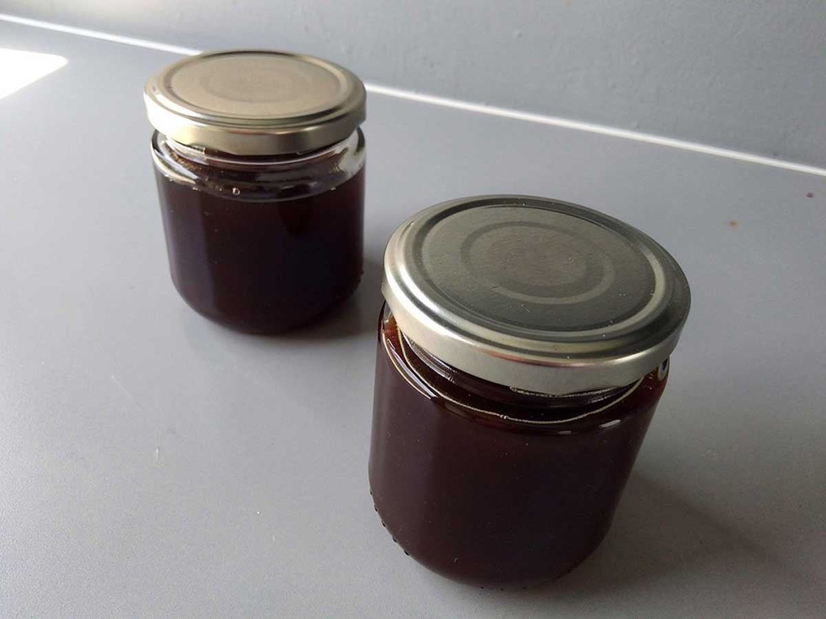 Twee jampotten gevulde met zelfgemaakte appelstroop.