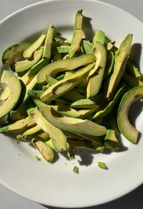 Een wit bord met daarop gedroogde avocado.