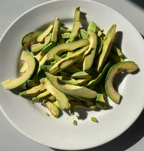 Een wit bord met daarop gedroogde avocado.