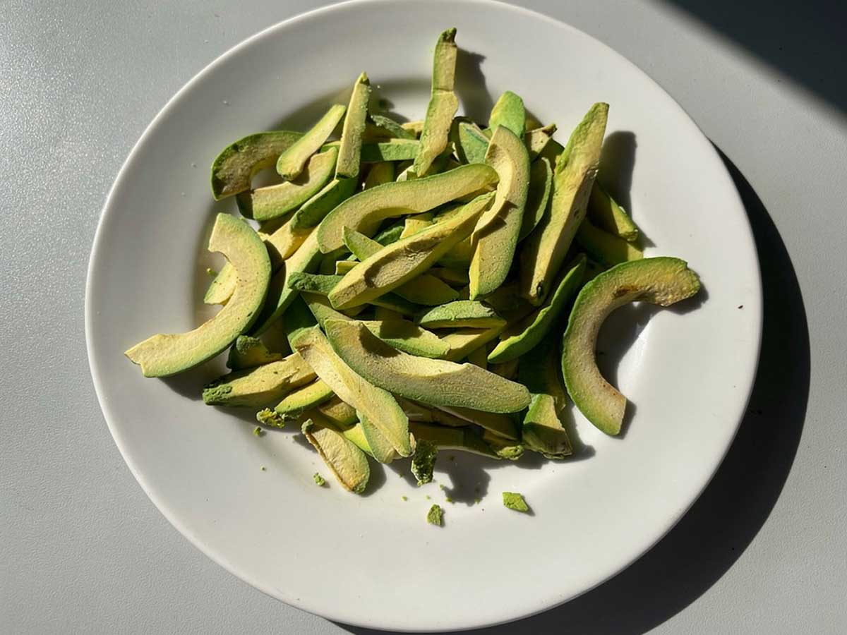 Een wit bord met daarop gedroogde avocado.