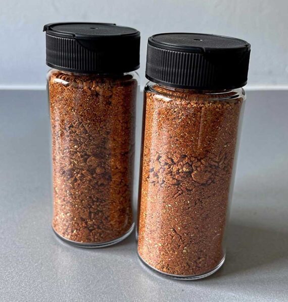 Twee kruidenpotjes met daarin een zelfgemaakte babai pangang kruidenmix.