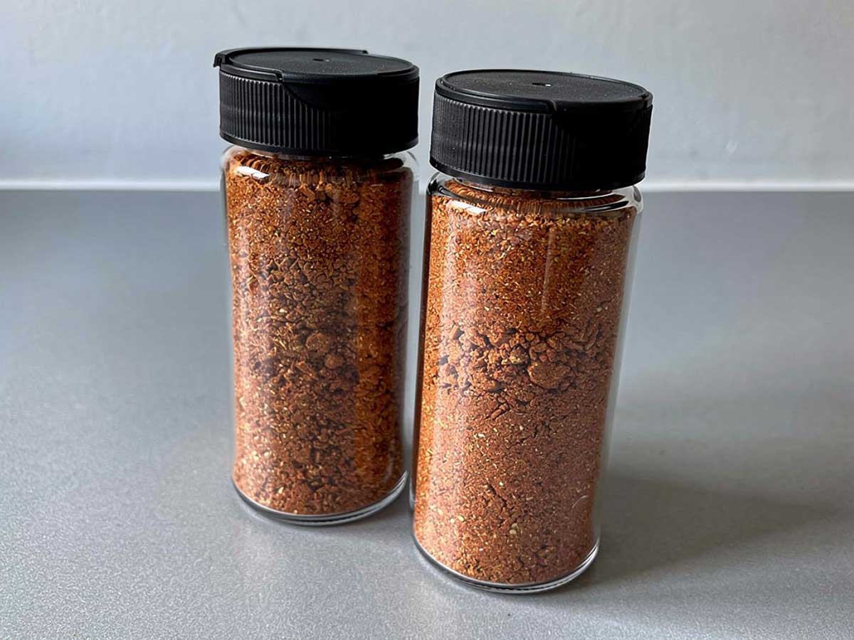 Twee kruidenpotjes met daarin een zelfgemaakte babai pangang kruidenmix.