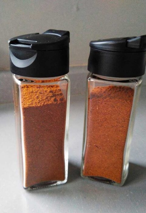 2 kruidenpotjes met daarin een zelfgemaakte baharat kruidenmix.