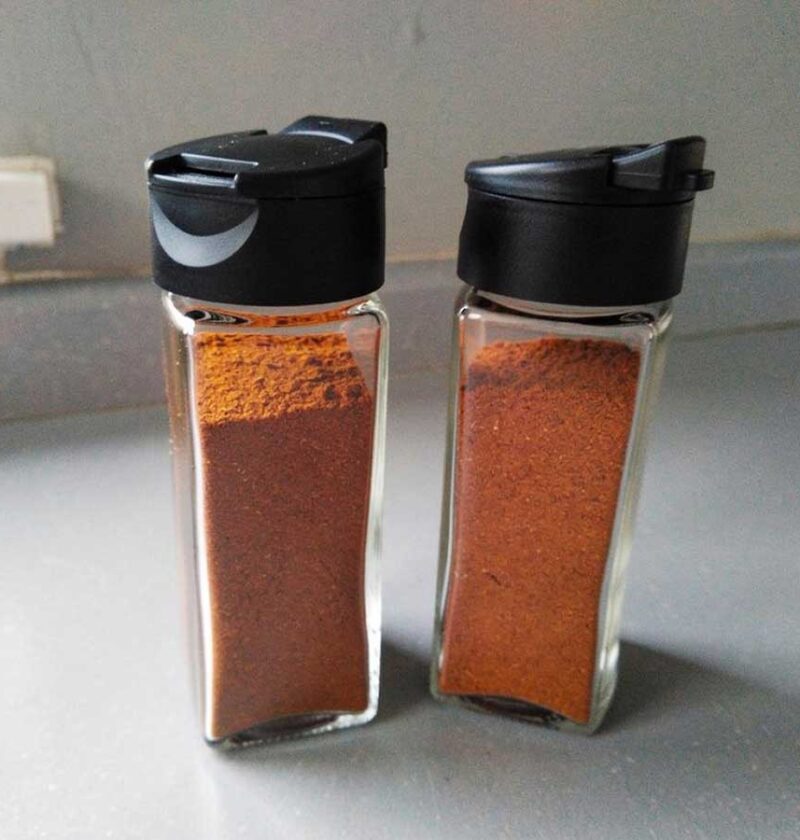 2 kruidenpotjes met daarin een zelfgemaakte baharat kruidenmix.