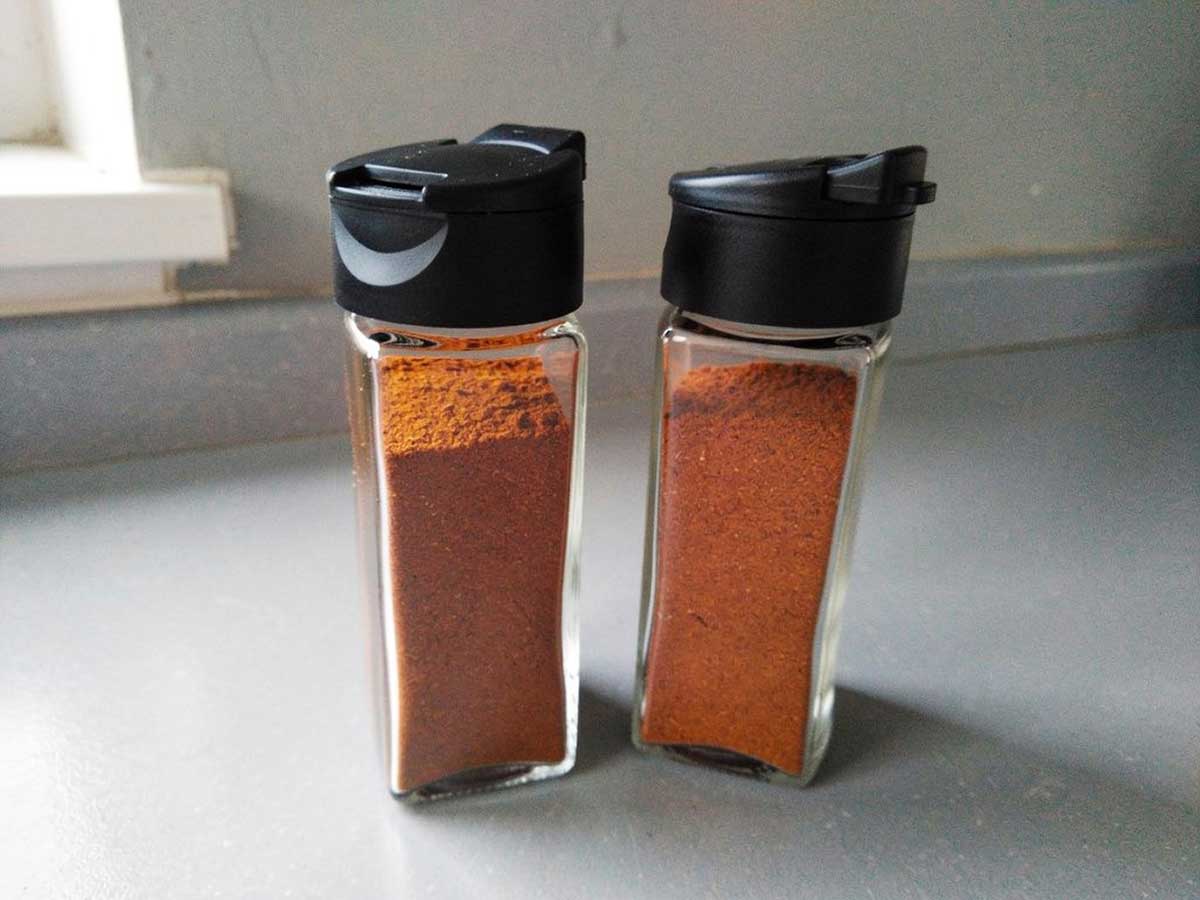 2 kruidenpotjes met daarin een zelfgemaakte baharat kruidenmix.