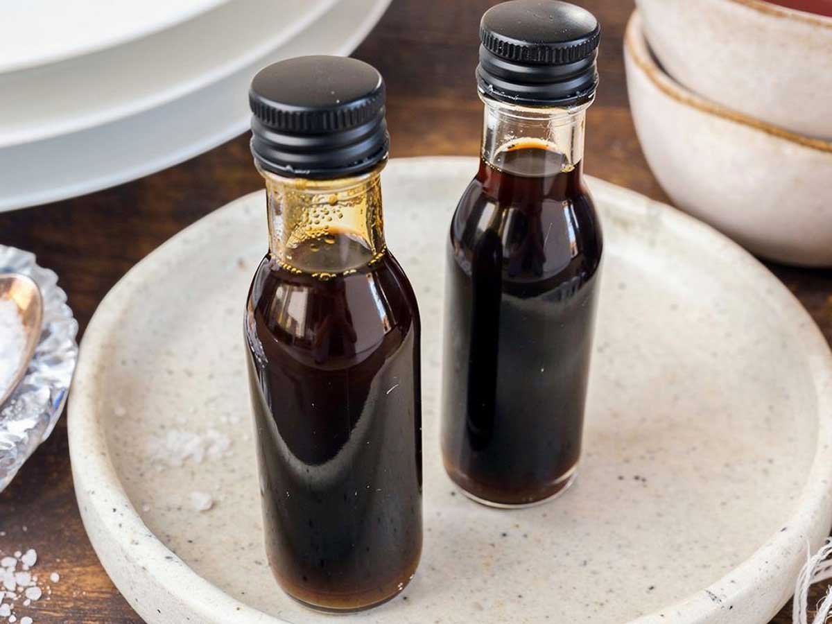 Twee kleine flesjes met daarin zelfgemaakte balsamico vinaigrette.