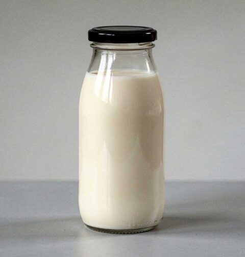 Een afgesloten fles met daarin zelfgemaakte baristo havermelk.