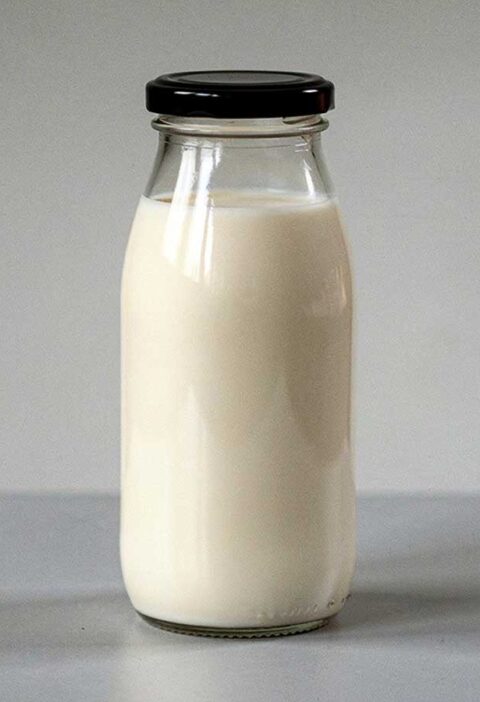 Een afgesloten fles met daarin zelfgemaakte baristo havermelk.