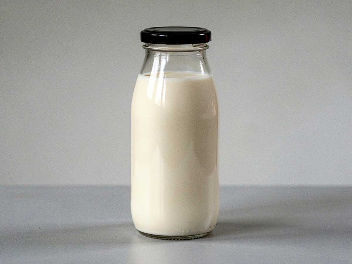 Een afgesloten fles met daarin zelfgemaakte baristo havermelk.