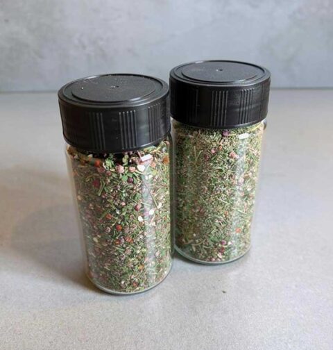 Twee kruidenpotje met daarin een heerlijke biefstuk kruidenmix.
