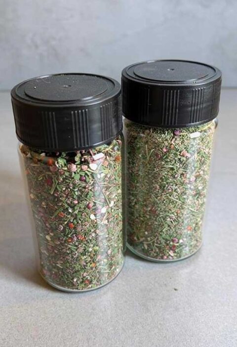 Twee kruidenpotje met daarin een heerlijke biefstuk kruidenmix.