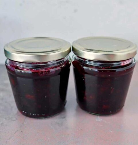 Twee jampotten met daarin blauwe honingbes jam.
