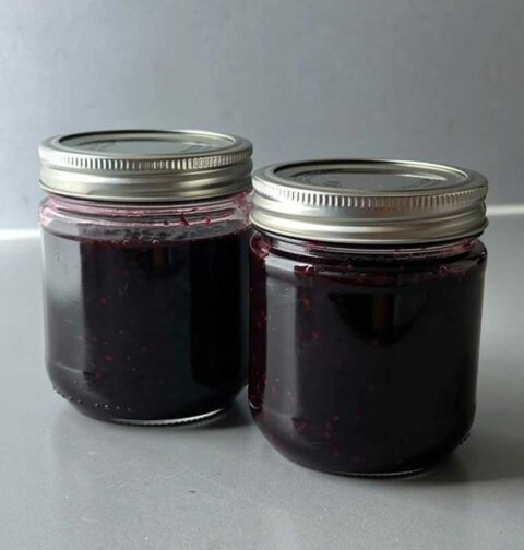Twee jampotten met daarin zelfgemaakte bramenjam, maar dan zonder toegevoegde suikers.