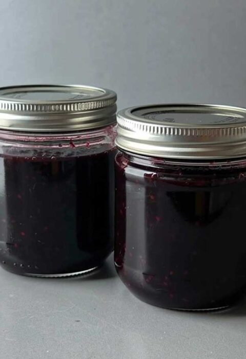 Twee jampotten met daarin zelfgemaakte bramenjam, maar dan zonder toegevoegde suikers.