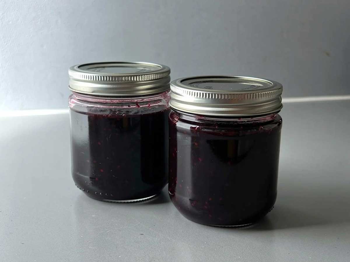 Twee jampotten met daarin zelfgemaakte bramenjam, maar dan zonder toegevoegde suikers.